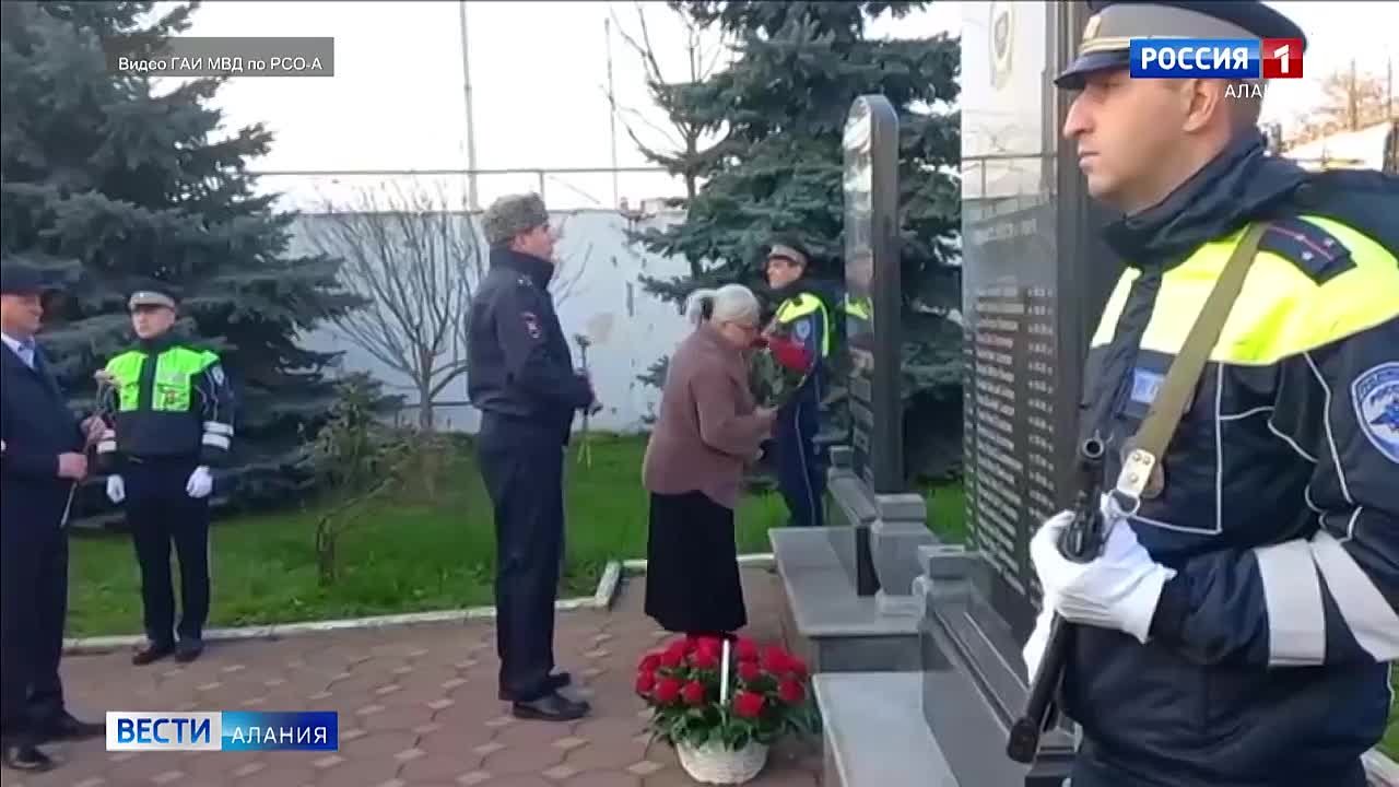 Сотрудники Госавтоинспекции по РСО-А вместе с руководством и ветеранами ведомства собрались сегодня на плацу отдельного батальона, чтобы почтить память коллег, погибших при исполнении служебного долга