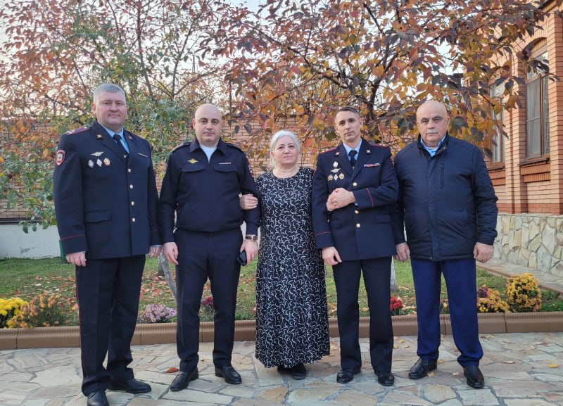 Заместитель министра внутренних дел по РСО-Алания совместно с коллегами и ветеранами посетил мать Героя России Заура Джибилова, навеки оставшегося в строю Заместитель министра внутренних дел по РСО-Алания совместно с коллегами и ветеранами посетил мать Героя России Заура Джибилова, навеки оставшегося в строю