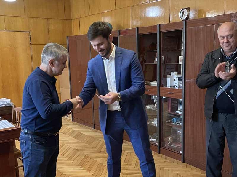 ИЗ СВЕЖЕГО НОМЕРА. От инженера – до гендиректора Генеральный директор АО «Разряд» Артур ДЖИКАЕВ награжден медалью «Во Славу Осетии»