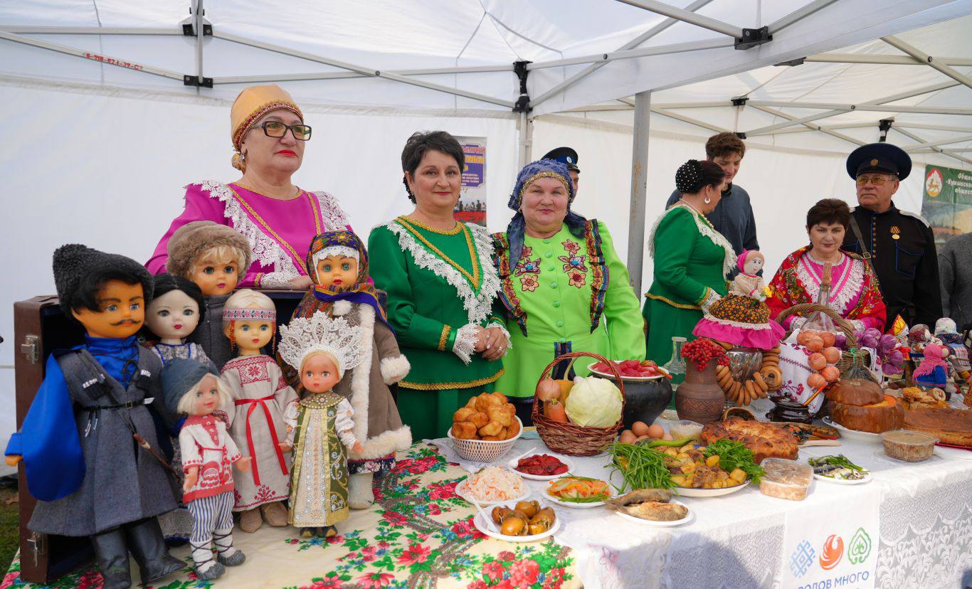 Глава РСО – Алания Сергей Меняйло посетил выставку-ярмарку национальных подворий «В единой семье народов» Глава РСО – Алания Сергей Меняйло посетил выставку-ярмарку национальных подворий «В единой семье народов»