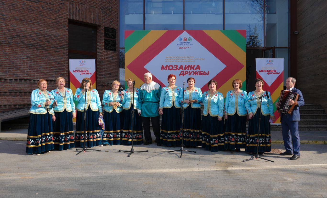 Глава РСО – Алания Сергей Меняйло посетил выставку-ярмарку национальных подворий «В единой семье народов» Глава РСО – Алания Сергей Меняйло посетил выставку-ярмарку национальных подворий «В единой семье народов»