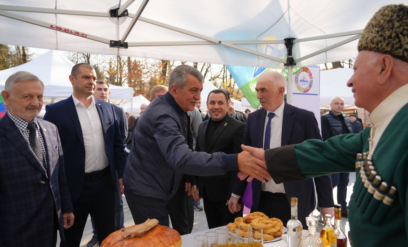 Глава РСО – Алания Сергей Меняйло посетил выставку-ярмарку национальных подворий «В единой семье народов» Глава РСО – Алания Сергей Меняйло посетил выставку-ярмарку национальных подворий «В единой семье народов»