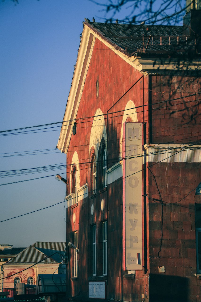 Улица Бородинская во Владикавказе сформировалась в начале 1910-х годов путём объединения трёх улиц, возникших в середине XIX века: 1-й Большой Георгиевской, Георгиевской и Малой Георгиевской Улица Бородинская во Владикавказе сформировалась в начале 1910-х годов путём объединения трёх улиц, возникших в середине XIX века: 1-й Большой Георгиевской, Георгиевской и Малой Георгиевской