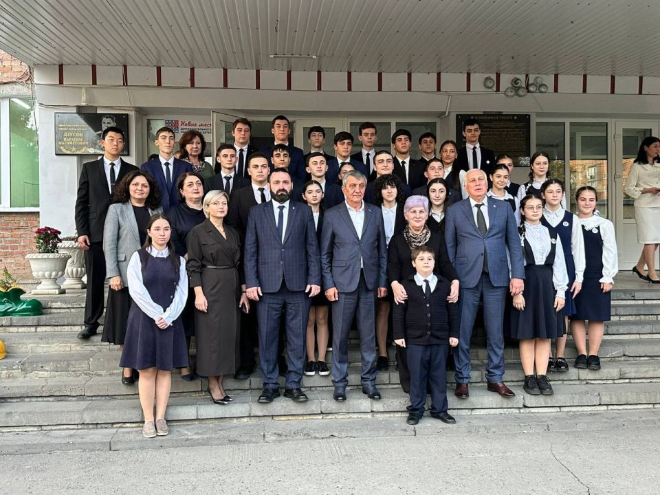 Сергей Меняйло посетил музей боевой славы в школе 46 г. Владикавказа. В нем располагается 2 зала: первый посвящен Великой Отечественной войне, второй - СВО