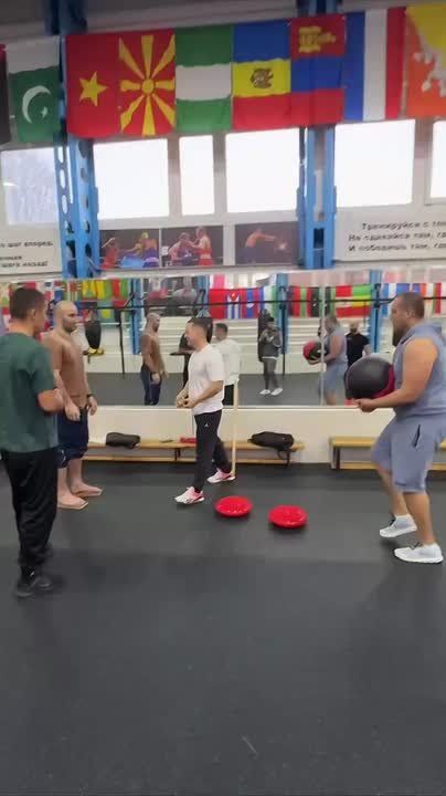 Президент Международной ассоциации бокса (IBA) Умар Кремлев показал тренировку российского боксера, экс-чемпион мира в первом тяжелом весе Мурата Гассиева, приняв участие в процессе