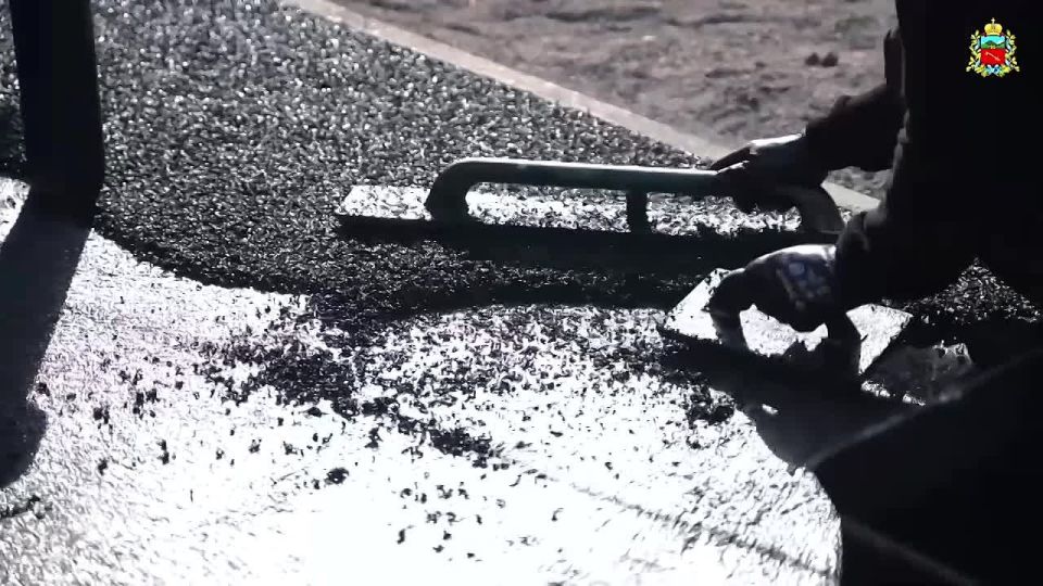 Во дворе дома по ул. Ленина, 13 устанавливают воркаут-площадку