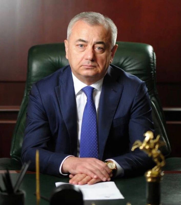 Глава Северной Осетии Сергей Меняйло присвоил звание Героя труда Осетии председателю совета судей республики Беку Магометову