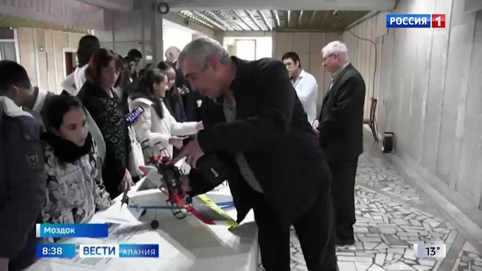 Моздокский детский технопарк "Кванториум" организовал выставку достижений и возможностей в фойе районного дворца культуры