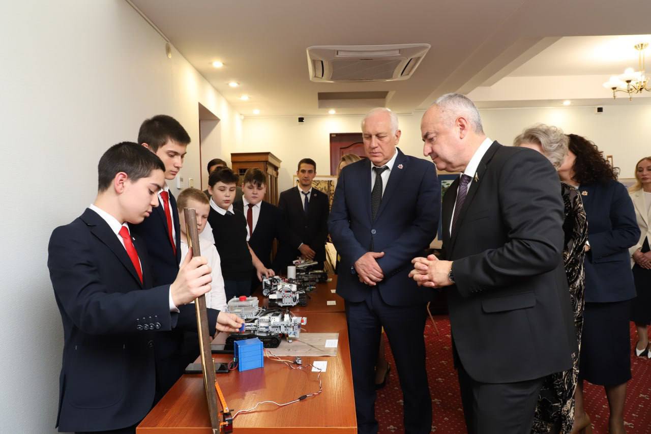 В АМС Владикавказа прошла встреча председателя парламента РСО-Алания Таймураза Тускаева с работниками дополнительного образования В АМС Владикавказа прошла встреча председателя парламента РСО-Алания Таймураза Тускаева с работниками дополнительного образования