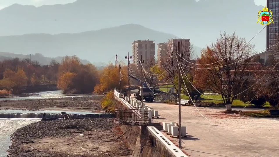Вячеслав Мильдзихов: На набережной Терека в районе памятника Исса Плиеву приступили к установке парапета