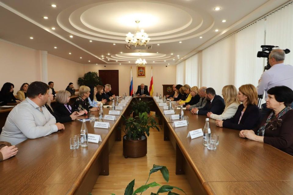 В АМС Владикавказа прошла встреча председателя парламента РСО-Алания Таймураза Тускаева с работниками дополнительного образования