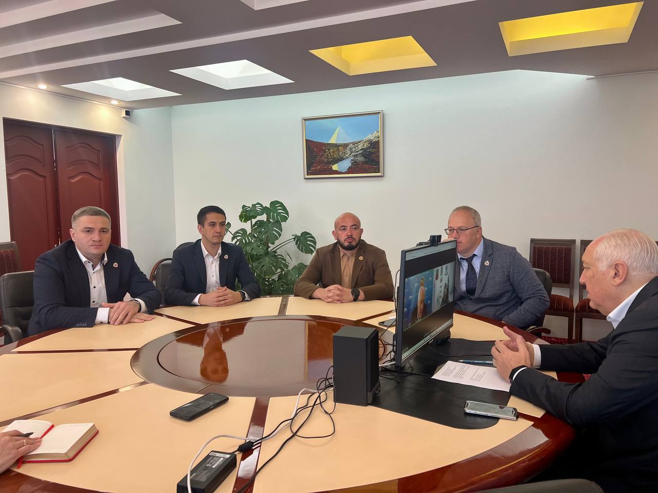 Под председательством главы АМС г.Владикавказа Вячеслава Мильдзихова состоялось совещание в режиме ВКС с главой Черниговского муниципального образования Запорожской области Илоной Щипенко Под председательством главы АМС г.Владикавказа Вячеслава Мильдзихова состоялось совещание в режиме ВКС с главой Черниговского муниципального образования Запорожской области Илоной Щипенко