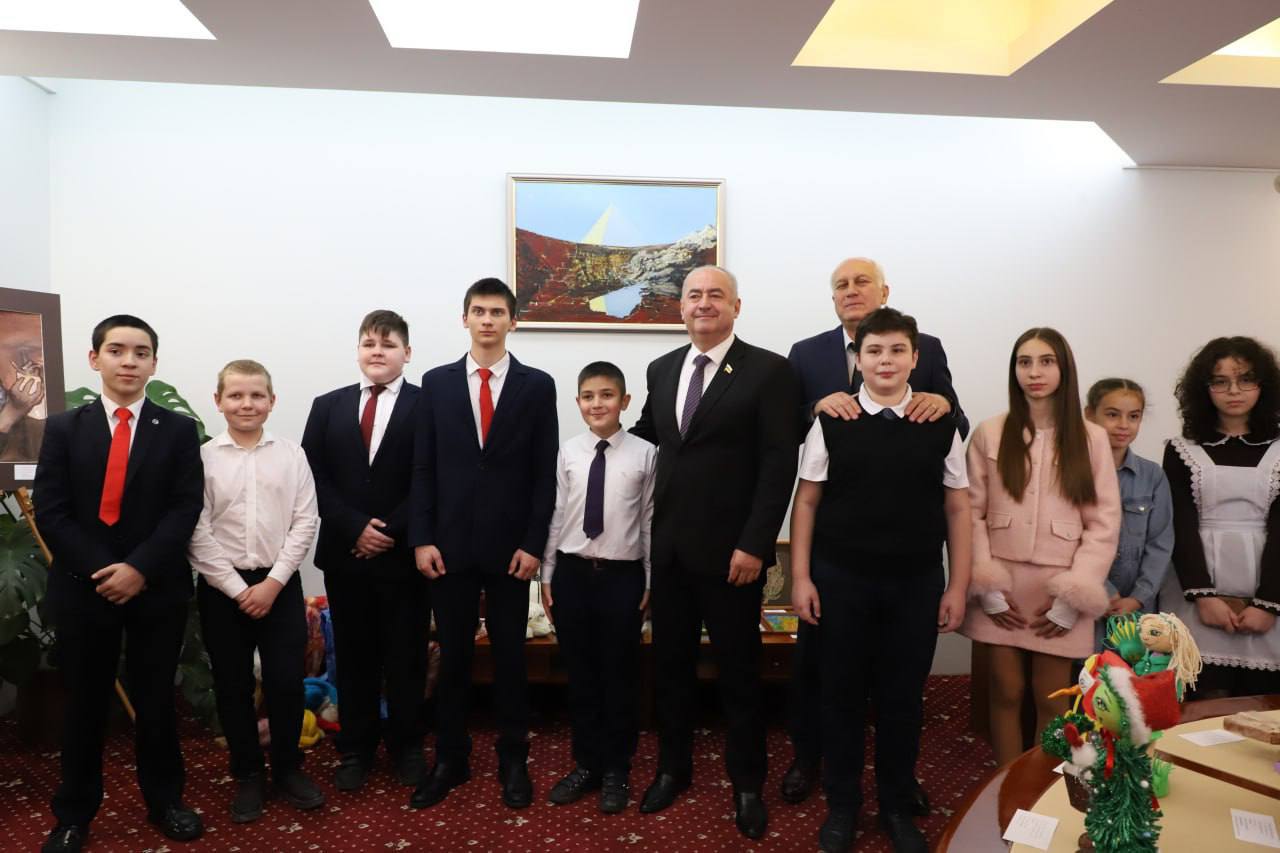 В АМС Владикавказа прошла встреча председателя парламента РСО-Алания Таймураза Тускаева с работниками дополнительного образования В АМС Владикавказа прошла встреча председателя парламента РСО-Алания Таймураза Тускаева с работниками дополнительного образования