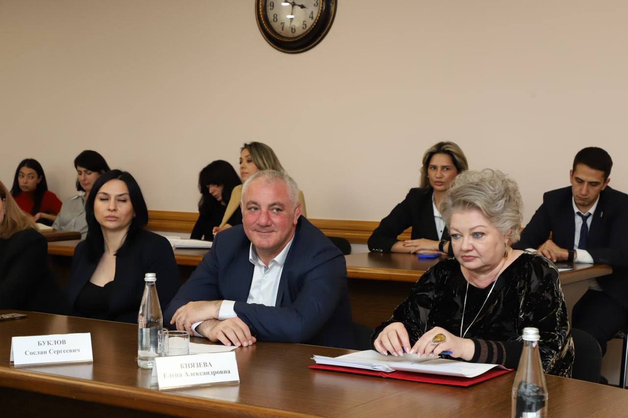 В АМС Владикавказа прошла встреча председателя парламента РСО-Алания Таймураза Тускаева с работниками дополнительного образования В АМС Владикавказа прошла встреча председателя парламента РСО-Алания Таймураза Тускаева с работниками дополнительного образования