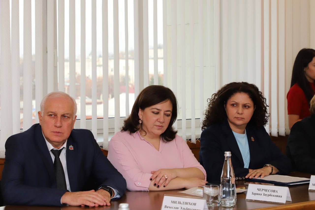 В АМС Владикавказа прошла встреча председателя парламента РСО-Алания Таймураза Тускаева с работниками дополнительного образования В АМС Владикавказа прошла встреча председателя парламента РСО-Алания Таймураза Тускаева с работниками дополнительного образования