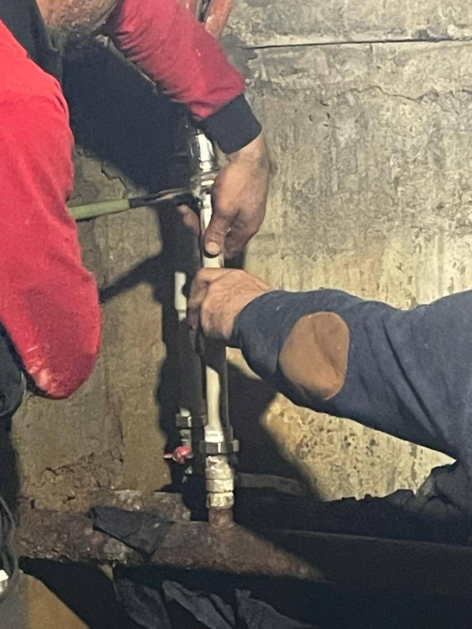 Работники ВМБУ "Домоуправление" провели замену водосточной трубы в многоквартирном доме по ул. Ватутина, 39 Работники ВМБУ "Домоуправление" провели замену водосточной трубы в многоквартирном доме по ул. Ватутина, 39