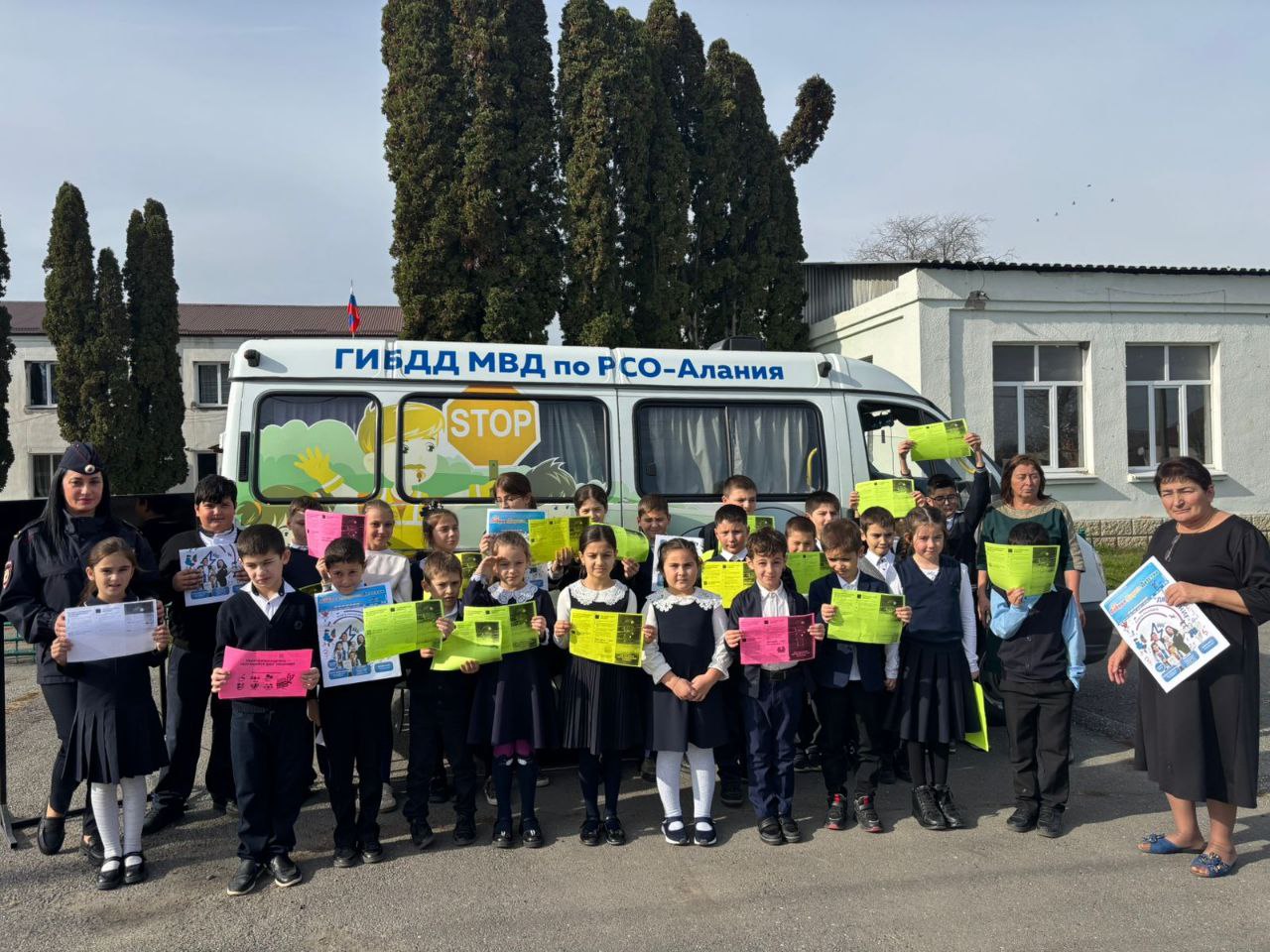 Сотрудники Госавтоинспекции Дигорского района с привлечением агитавтобуса Госавтоинспекции МВД по РСО-Алания провели акцию «Безопасность на пять!» Сотрудники Госавтоинспекции Дигорского района с привлечением агитавтобуса Госавтоинспекции МВД по РСО-Алания провели акцию «Безопасность на пять!»