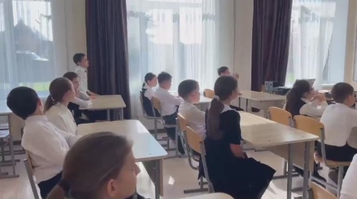 Инспектор по пропаганде ОГИБДД Кировского района совместно с прокурором района Заурбеком Гутиевым провели акцию по популяризации ПДД среди школьников