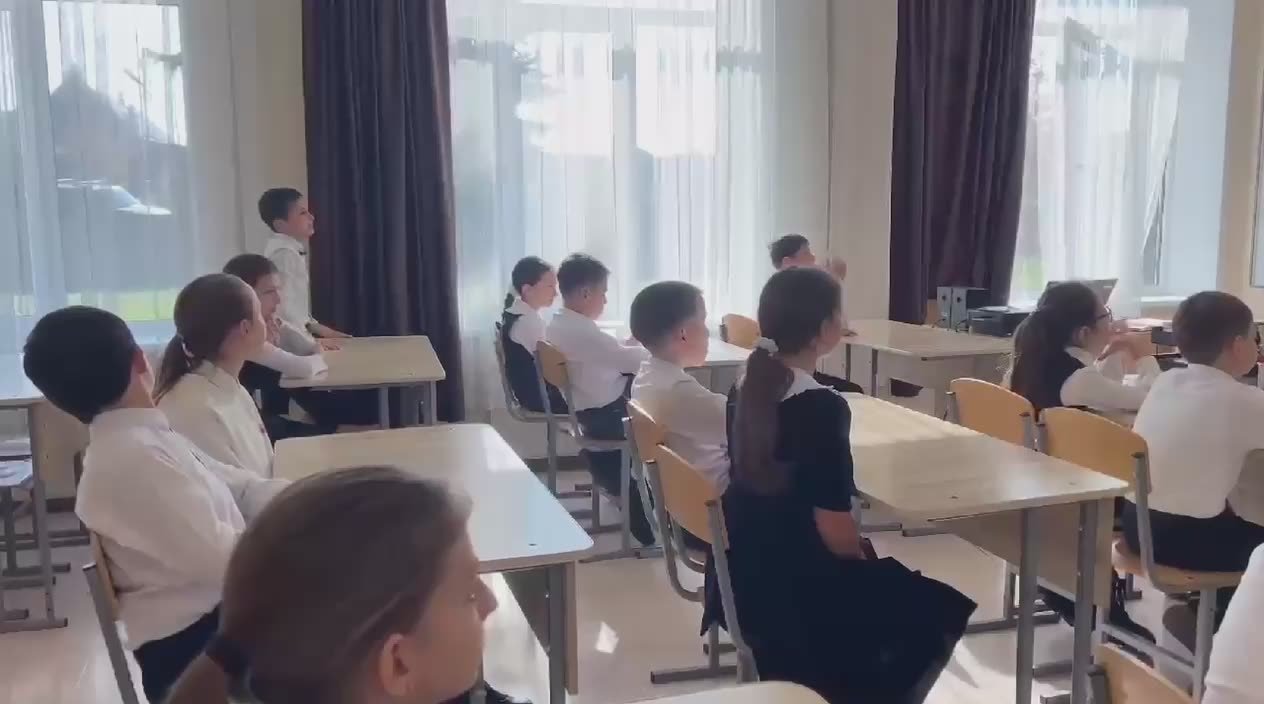 Инспектор по пропаганде ОГИБДД Кировского района совместно с прокурором района Заурбеком Гутиевым провели акцию по популяризации ПДД среди школьников