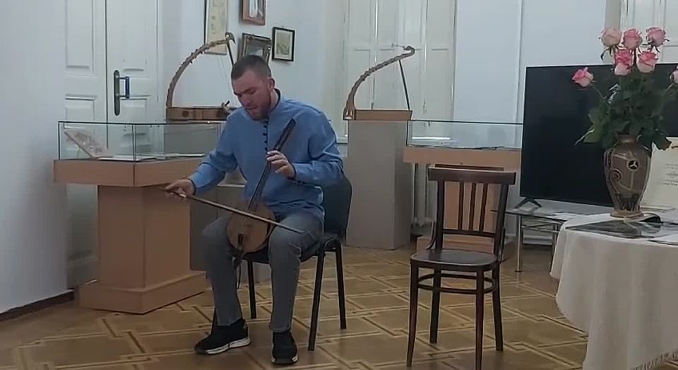 В память о Мисурхан Томаевой, врач и музыкант Руслан Парсиев исполняет кадаг о Бадилятах её отца Мысырби