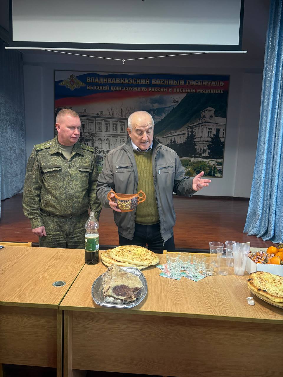 Накануне одного из самых любимых национальных праздников – Уастырджима куван къуыри – делегация МОД «Высший Совет осетин» (Аланты Ныхас) во главе с руководителем организации Казбеком Фриевым посетила Владикавказский военный... Накануне одного из самых любимых национальных праздников – Уастырджима куван къуыри – делегация МОД «Высший Совет осетин» (Аланты Ныхас) во главе с руководителем организации Казбеком Фриевым посетила Владикавказский военный...