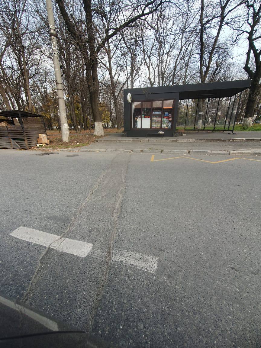 Более 10 фактов просадки выявили сотрудники УКГХ на дорогах Владикавказа Более 10 фактов просадки выявили сотрудники УКГХ на дорогах Владикавказа