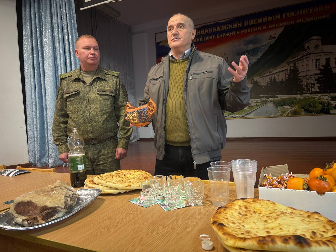 Накануне одного из самых любимых национальных праздников – Уастырджима куван къуыри – делегация МОД «Высший Совет осетин» (Аланты Ныхас) во главе с руководителем организации Казбеком Фриевым посетила Владикавказский военный... Накануне одного из самых любимых национальных праздников – Уастырджима куван къуыри – делегация МОД «Высший Совет осетин» (Аланты Ныхас) во главе с руководителем организации Казбеком Фриевым посетила Владикавказский военный...