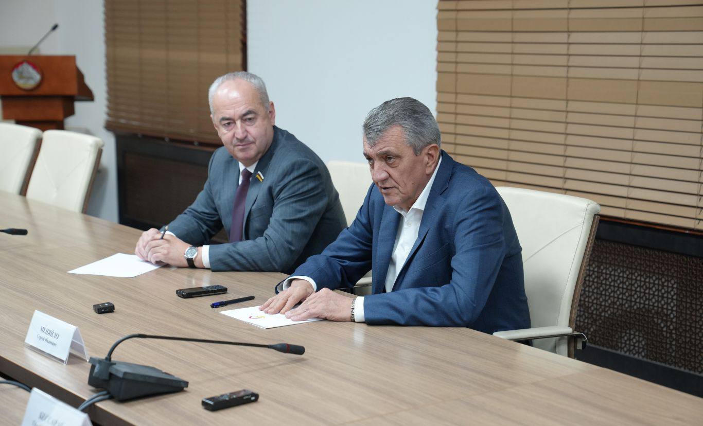 Глава РСО – Алания Сергей Меняйло встретился с делегацией Комитета Государственной Думы Российской Федерации по труду, социальной политике и делам ветеранов, возглавляемой Ярославом Ниловым. Глава РСО – Алания Сергей Меняйло встретился с делегацией Комитета Государственной Думы Российской Федерации по труду, социальной политике и делам ветеранов, возглавляемой Ярославом Ниловым.