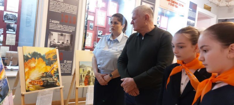 В рамках оперативно-профилактической операции «Чистое поколение-2025» сотрудники полиции и ветераны МВД Алагирского района Северной Осетии организовали для школьников посещение выставки «Служу России»