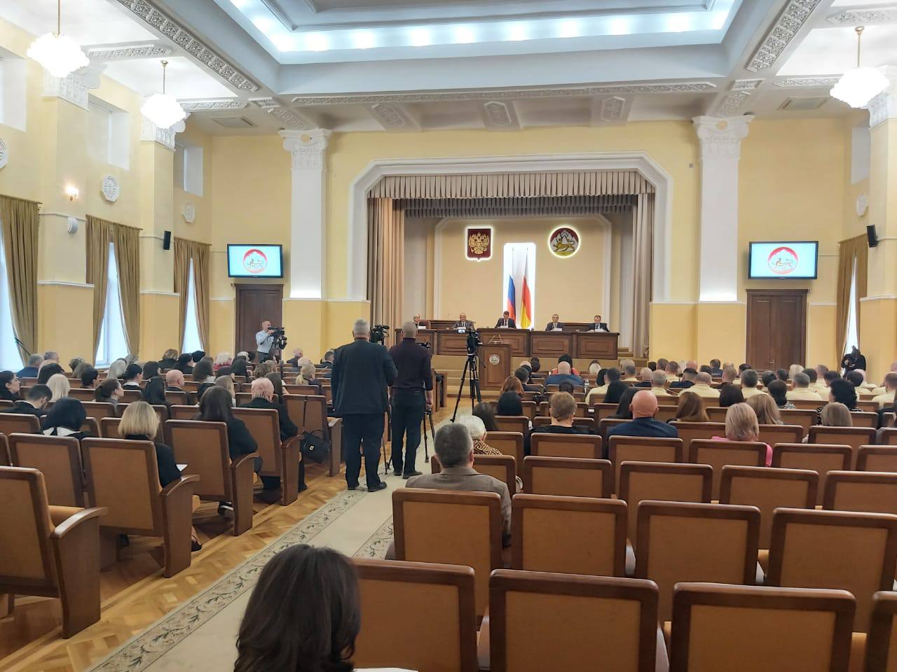 В Парламенте РСО-А проходит заседание "круглого стола" Комитета Государственной Думы по труду, социальной политике и делам ветеранов и Парламента РСО-А