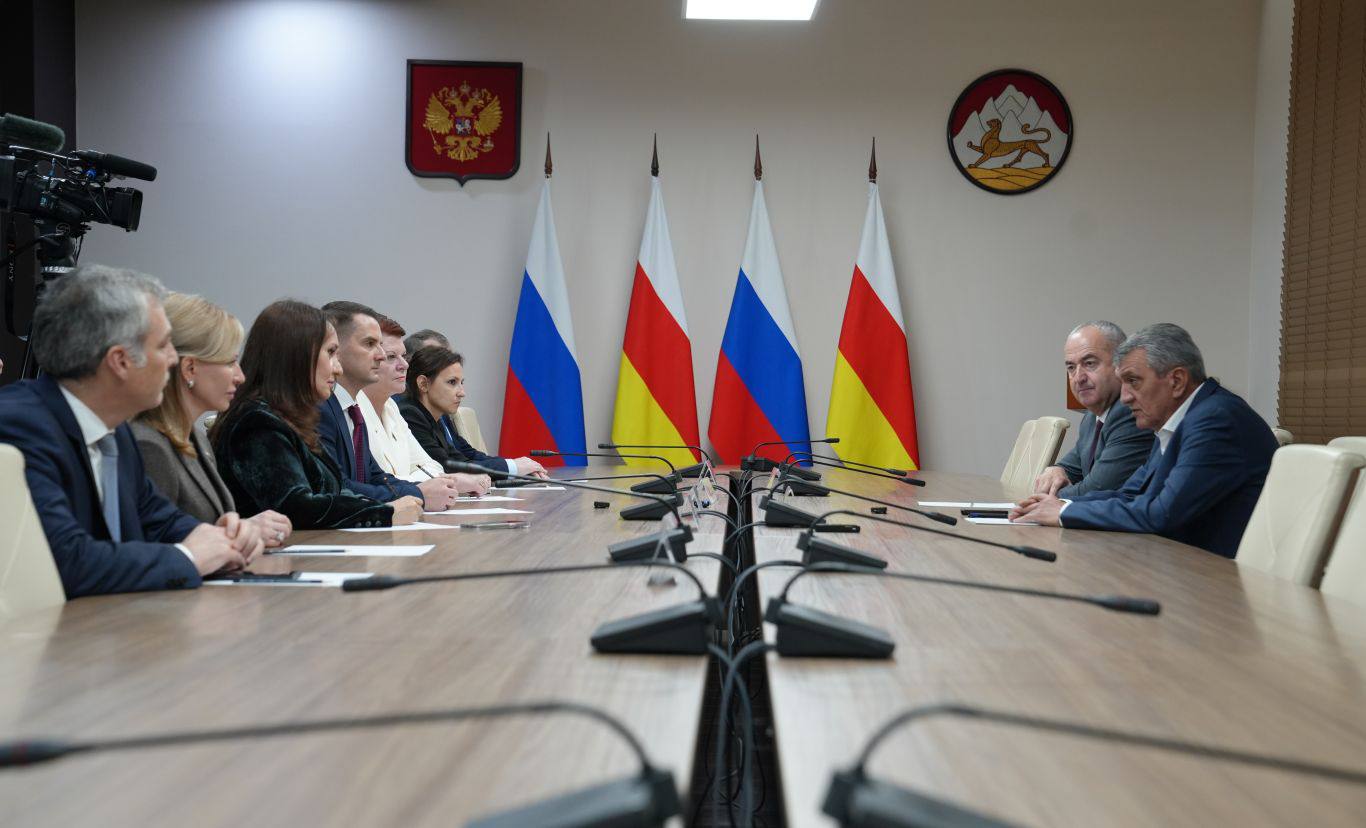 Глава РСО – Алания Сергей Меняйло встретился с делегацией Комитета Государственной Думы Российской Федерации по труду, социальной политике и делам ветеранов, возглавляемой Ярославом Ниловым. Глава РСО – Алания Сергей Меняйло встретился с делегацией Комитета Государственной Думы Российской Федерации по труду, социальной политике и делам ветеранов, возглавляемой Ярославом Ниловым.