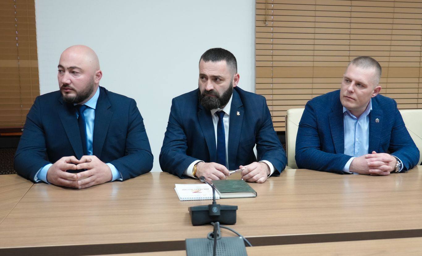 Глава РСО – Алания Сергей Меняйло встретился с финалистами региональной образовательной программы для участников специальной военной операции «Доблесть Осетии». Глава РСО – Алания Сергей Меняйло встретился с финалистами региональной образовательной программы для участников специальной военной операции «Доблесть Осетии».