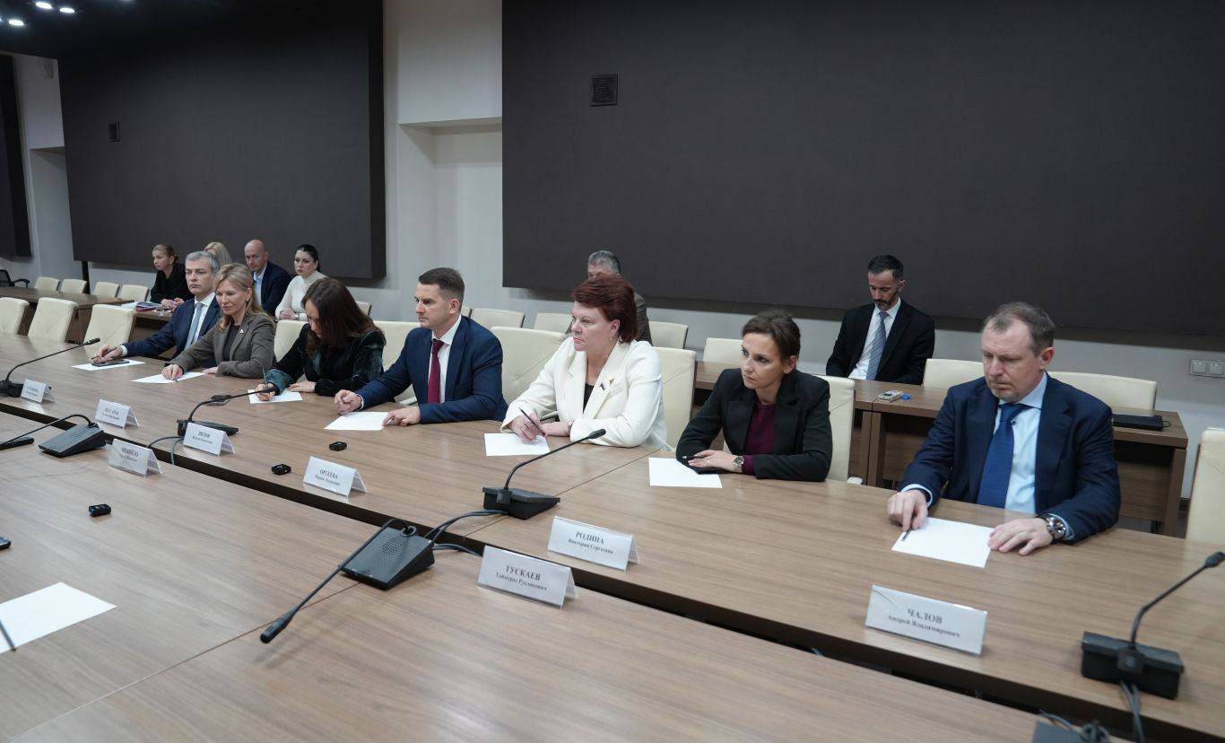 Глава РСО – Алания Сергей Меняйло встретился с делегацией Комитета Государственной Думы Российской Федерации по труду, социальной политике и делам ветеранов, возглавляемой Ярославом Ниловым. Глава РСО – Алания Сергей Меняйло встретился с делегацией Комитета Государственной Думы Российской Федерации по труду, социальной политике и делам ветеранов, возглавляемой Ярославом Ниловым.