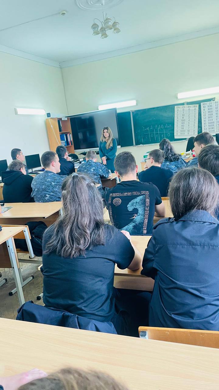В Северо-Кавказском строительном техникуме состоялась встреча первокурсников с сотрудником Центра по противодействию экстремизму (ЦПЭ) подполковником Викторией Мурашко
