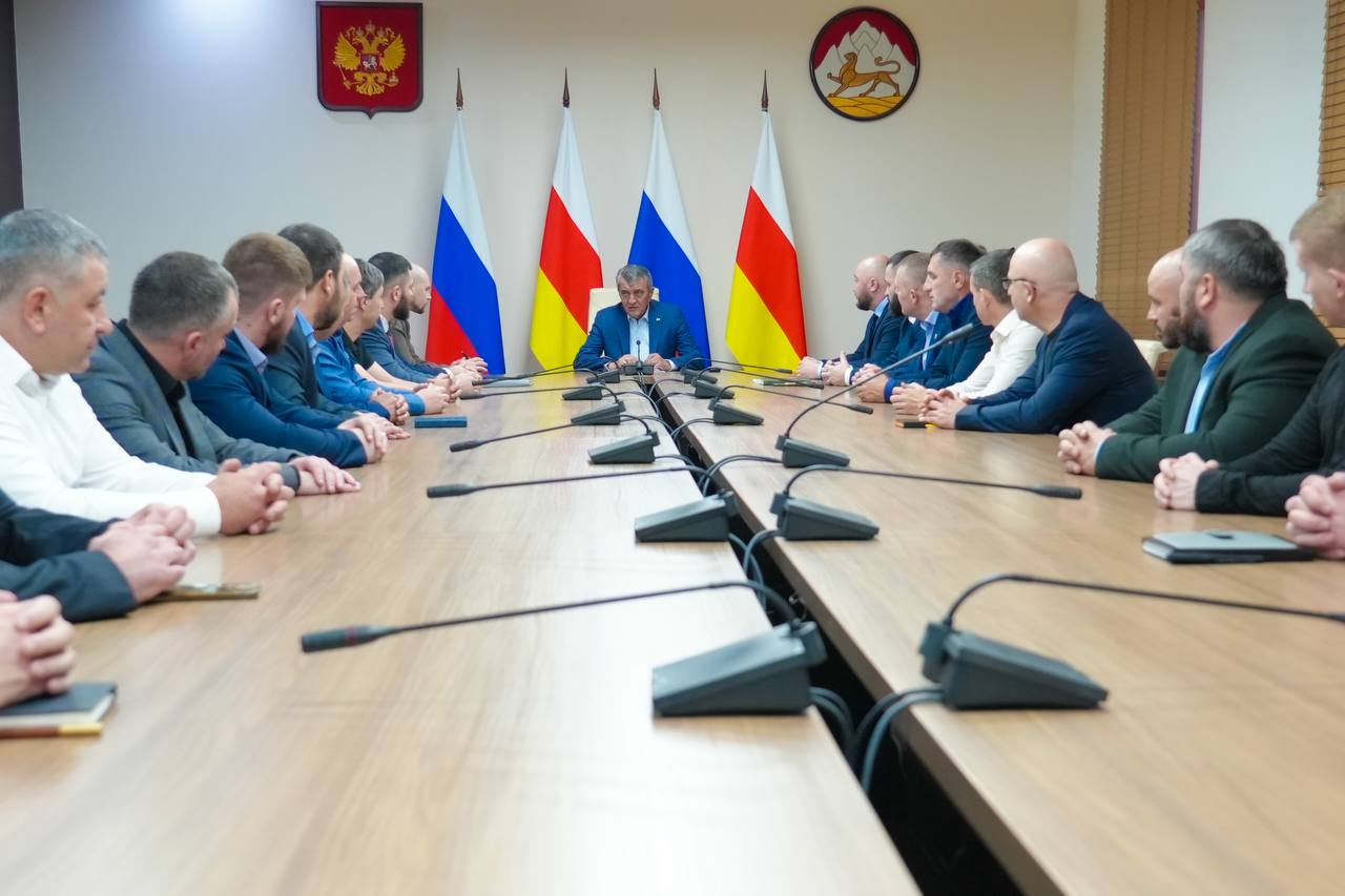 Сергей Меняйло: Встретился с финалистами программы «Доблесть Осетии»: у ребят завершился первый модуль обучения, на котором они изучали основы государственной политики и системы госуправления