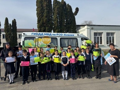 В Северной Осетии сотрудники Госавтоинспекции Дигорского района с привлечением агитавтобуса Госавтоинспекции МВД по РСО-Алания провели акцию «Безопасность на пять!»