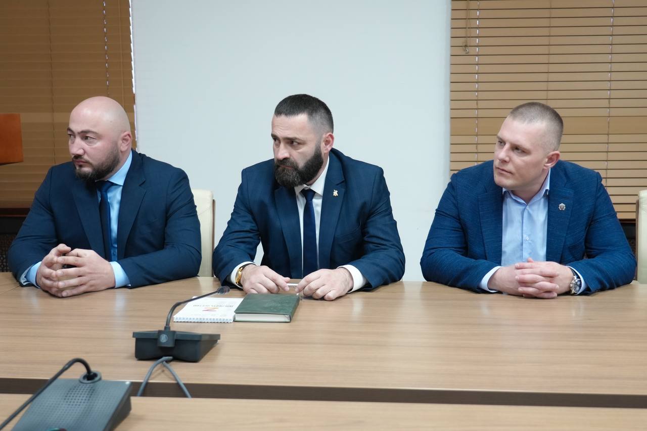 Сергей Меняйло: Встретился с финалистами программы «Доблесть Осетии»: у ребят завершился первый модуль обучения, на котором они изучали основы государственной политики и системы госуправления Сергей Меняйло: Встретился с финалистами программы «Доблесть Осетии»: у ребят завершился первый модуль обучения, на котором они изучали основы государственной политики и системы госуправления