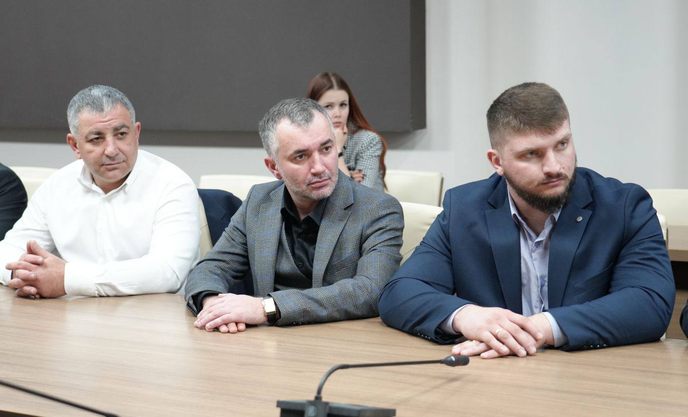 Глава РСО – Алания Сергей Меняйло встретился с финалистами региональной образовательной программы для участников специальной военной операции «Доблесть Осетии». Глава РСО – Алания Сергей Меняйло встретился с финалистами региональной образовательной программы для участников специальной военной операции «Доблесть Осетии».