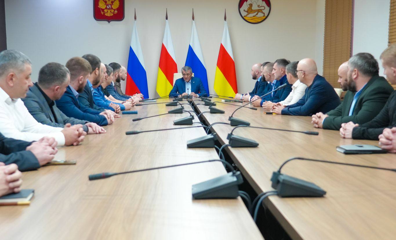 Глава РСО – Алания Сергей Меняйло встретился с финалистами региональной образовательной программы для участников специальной военной операции «Доблесть Осетии».