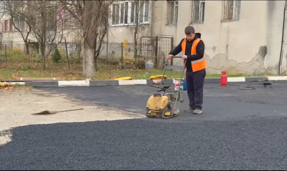 На ул.Шмулевича,20 во Владикавказе отремонтировали территорию, прилегающую к контейнерной площадке