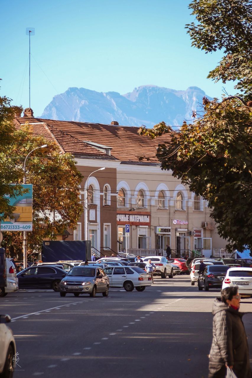 Улица Джанаева во Владикавказе ( ранее - Базарная) образовалась в начале XIX века Улица Джанаева во Владикавказе ( ранее - Базарная) образовалась в начале XIX века