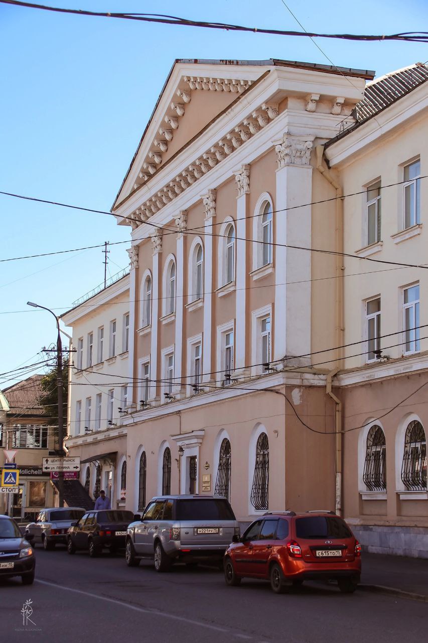 Улица Джанаева во Владикавказе ( ранее - Базарная) образовалась в начале XIX века Улица Джанаева во Владикавказе ( ранее - Базарная) образовалась в начале XIX века