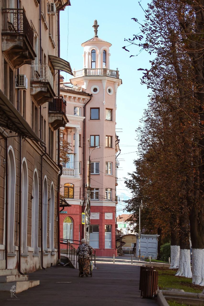 Улица Джанаева во Владикавказе ( ранее - Базарная) образовалась в начале XIX века Улица Джанаева во Владикавказе ( ранее - Базарная) образовалась в начале XIX века