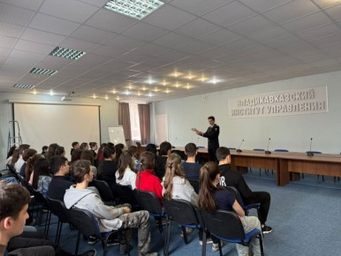 Сотрудник УРЛС МВД по РСО-Алания рассказал о службе в ОВД, а также предостерег от кибермошенничества студентов Владикавказского колледжа управления