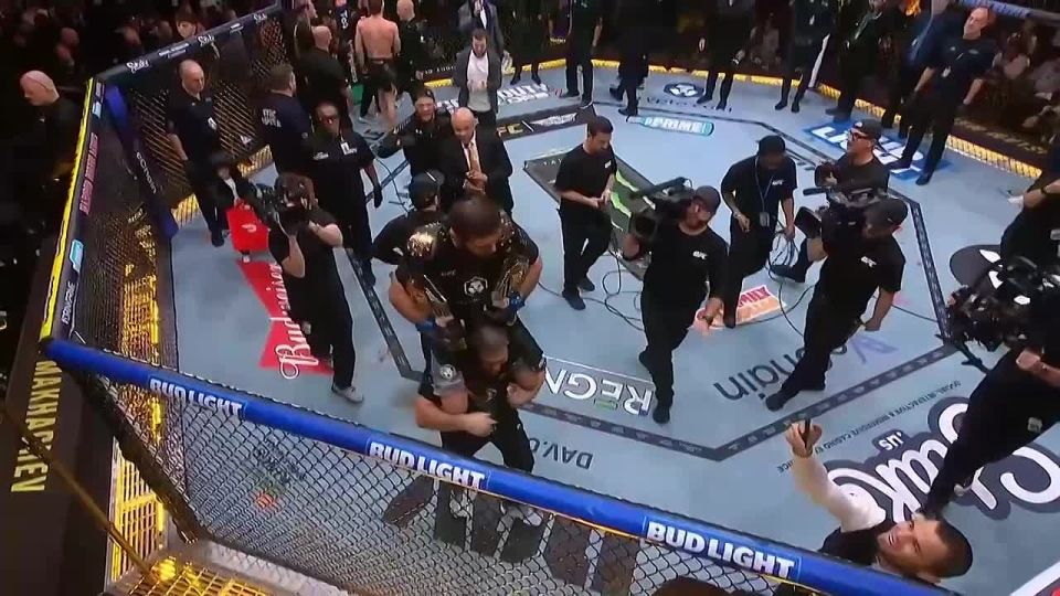 Ислам Махачев стал первым российским бойцом, взявшим титул в двух весовых категориях UFC