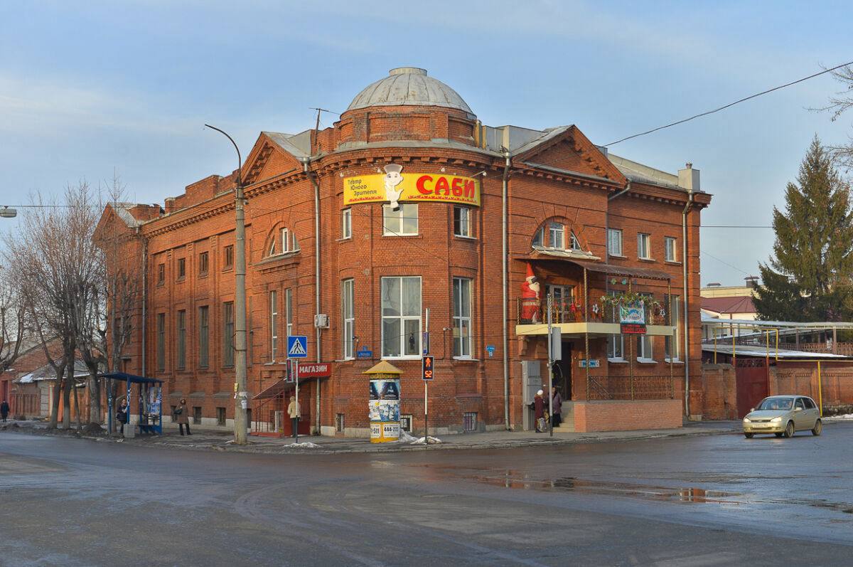 Спектакль «Шинель» по мотивам одноименной повести Николая Гоголя ставят на сцене театра юного зрителя «Саби», сообщает пресс-служба ТЮЗа