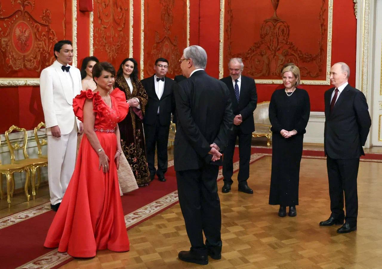 Президент России Владимир Путин пообщался с главой Большого и Мариинского театров, дирижером Валерием Гергиевым, когда вместе с президентом Казахстана Касым-Жомартом Токаевым был на концерте казахстанских артистов в Большом... Президент России Владимир Путин пообщался с главой Большого и Мариинского театров, дирижером Валерием Гергиевым, когда вместе с президентом Казахстана Касым-Жомартом Токаевым был на концерте казахстанских артистов в Большом...