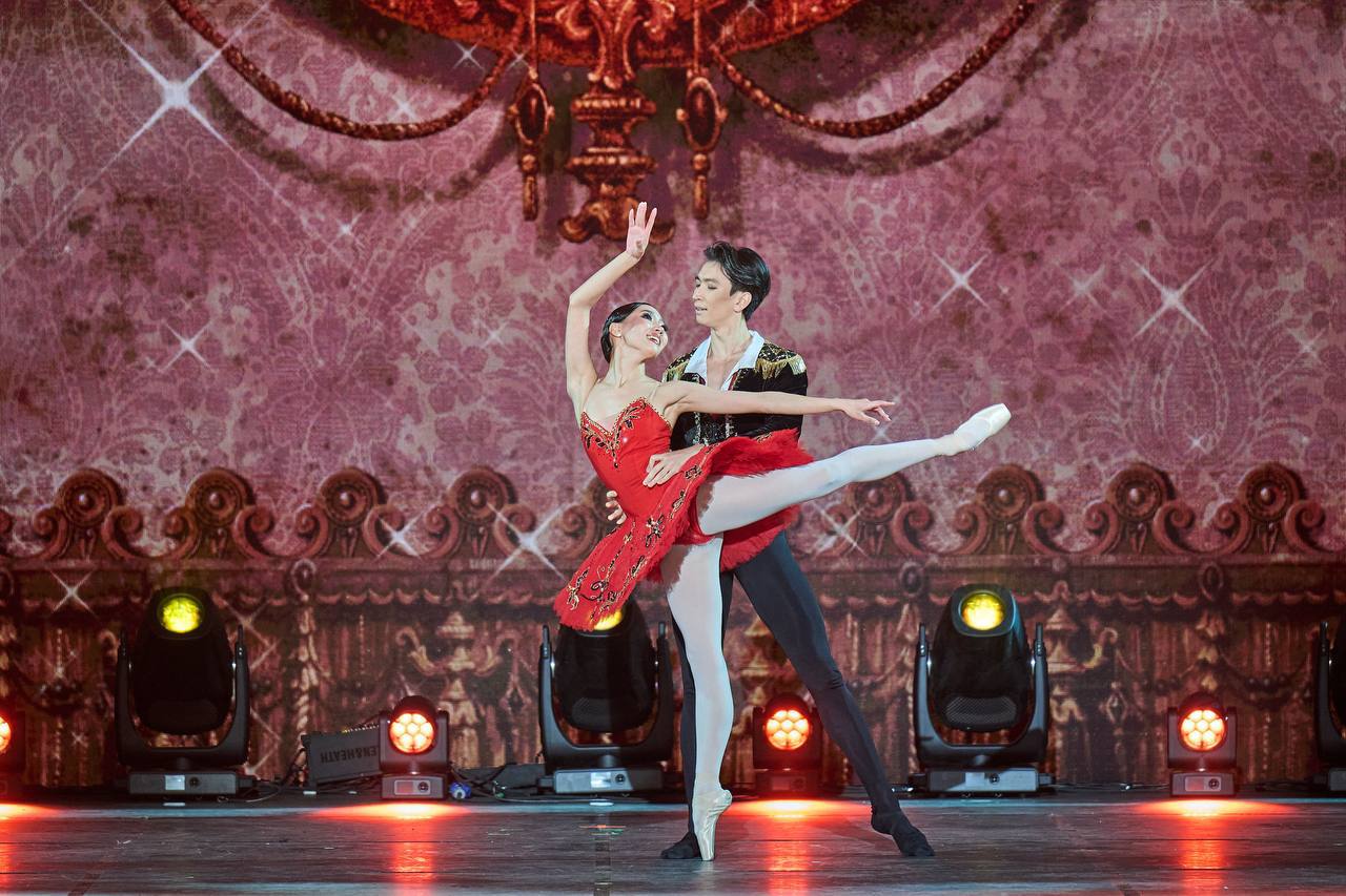 Президент России Владимир Путин пообщался с главой Большого и Мариинского театров, дирижером Валерием Гергиевым, когда вместе с президентом Казахстана Касым-Жомартом Токаевым был на концерте казахстанских артистов в Большом... Президент России Владимир Путин пообщался с главой Большого и Мариинского театров, дирижером Валерием Гергиевым, когда вместе с президентом Казахстана Касым-Жомартом Токаевым был на концерте казахстанских артистов в Большом...