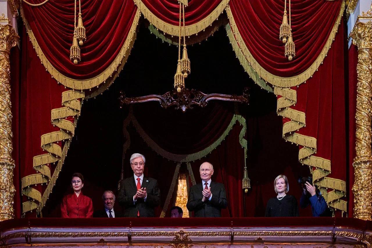 Президент России Владимир Путин пообщался с главой Большого и Мариинского театров, дирижером Валерием Гергиевым, когда вместе с президентом Казахстана Касым-Жомартом Токаевым был на концерте казахстанских артистов в Большом...