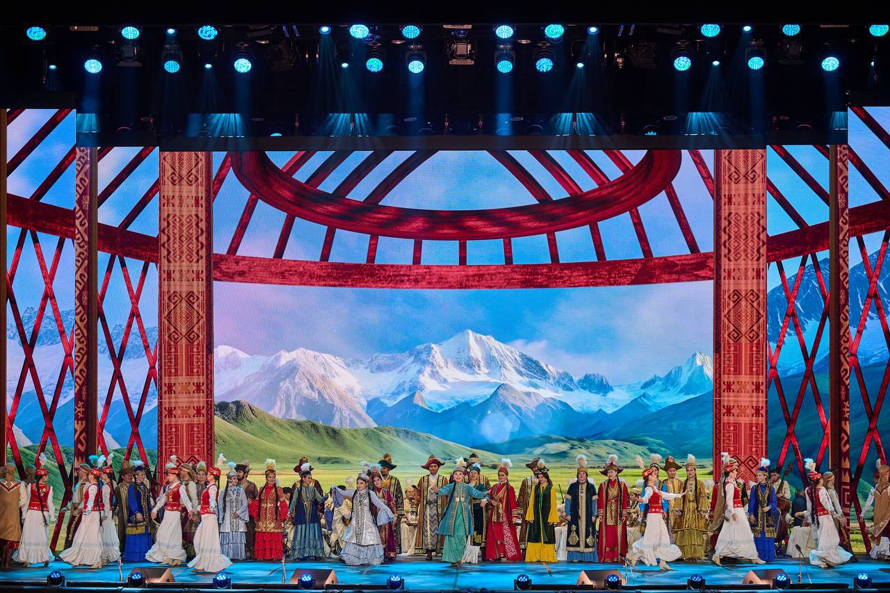 Президент России Владимир Путин пообщался с главой Большого и Мариинского театров, дирижером Валерием Гергиевым, когда вместе с президентом Казахстана Касым-Жомартом Токаевым был на концерте казахстанских артистов в Большом... Президент России Владимир Путин пообщался с главой Большого и Мариинского театров, дирижером Валерием Гергиевым, когда вместе с президентом Казахстана Касым-Жомартом Токаевым был на концерте казахстанских артистов в Большом...